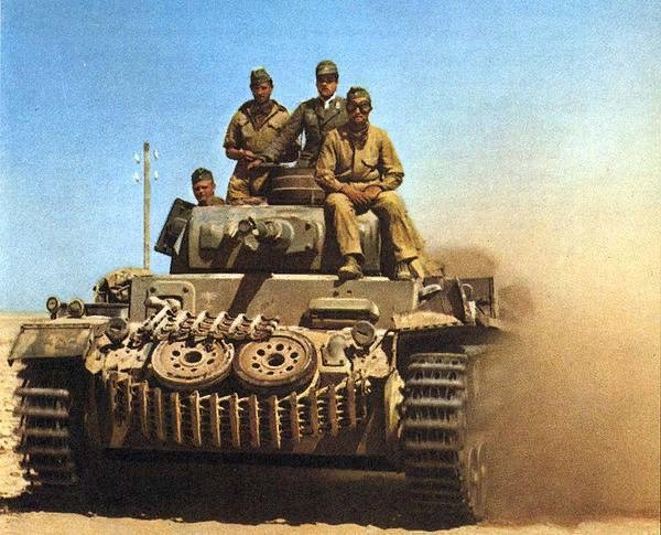 Средний танк PzKpfw III Африканского корпуса Вермахта в пустыне. ВМВ. Сахара. Африка. 1942 г. 