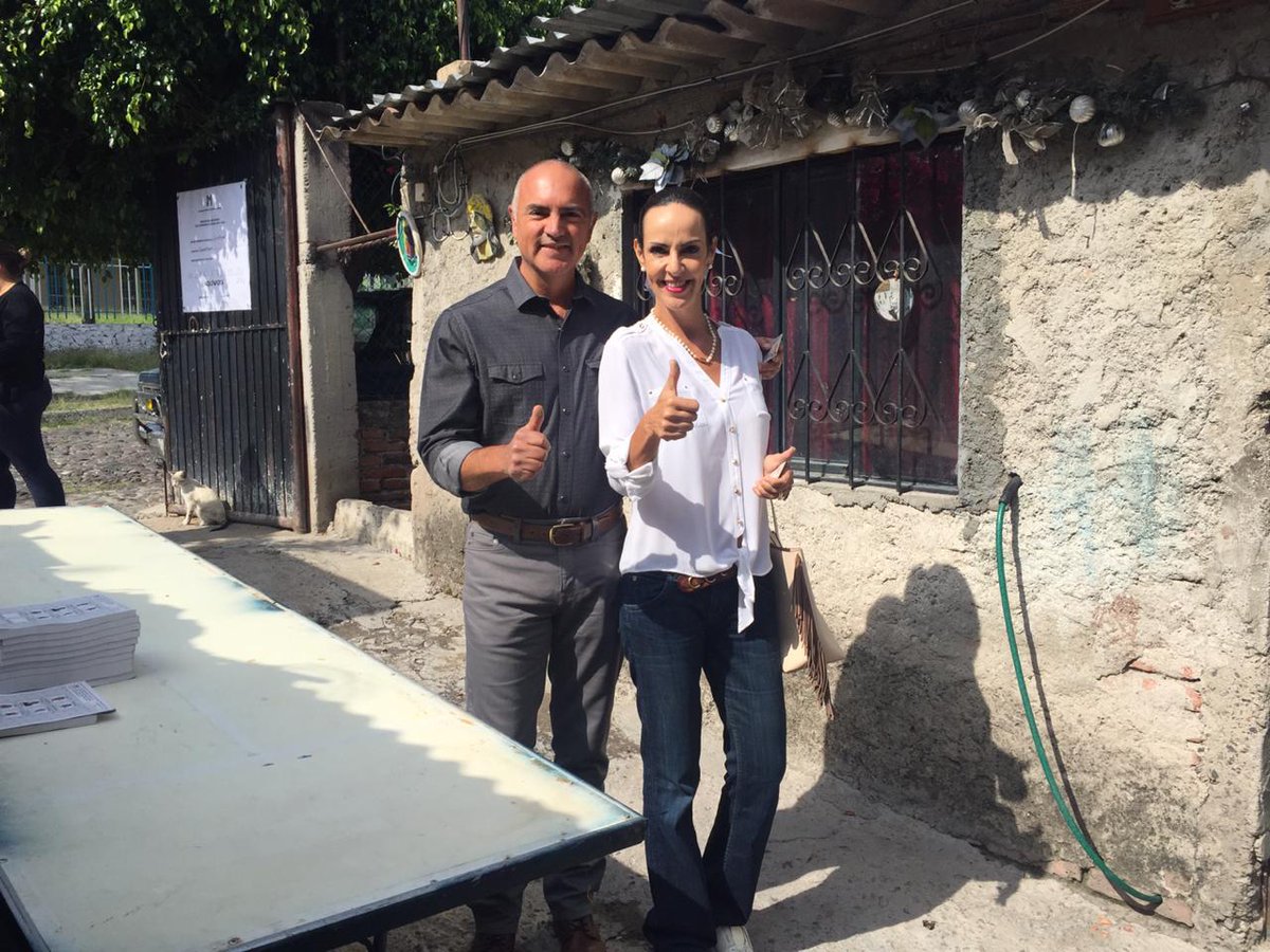 MT_Nacional's tweet photo. Nuestro Secretario General @ppcalzada y su esposa ejerciendo su derecho a votar para elegir a la nueva Dirigencia del @PRI_Nacional #VoyAlPRI https://t.co/33yeRzokE4