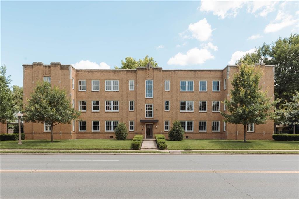 PaynelessTeam's tweet photo. This home will wait for no one. Be the first to see it! #homesforsale #homeowner  https://t.co/EbrD6TzZ71 https://t.co/BxwwPxMNIZ