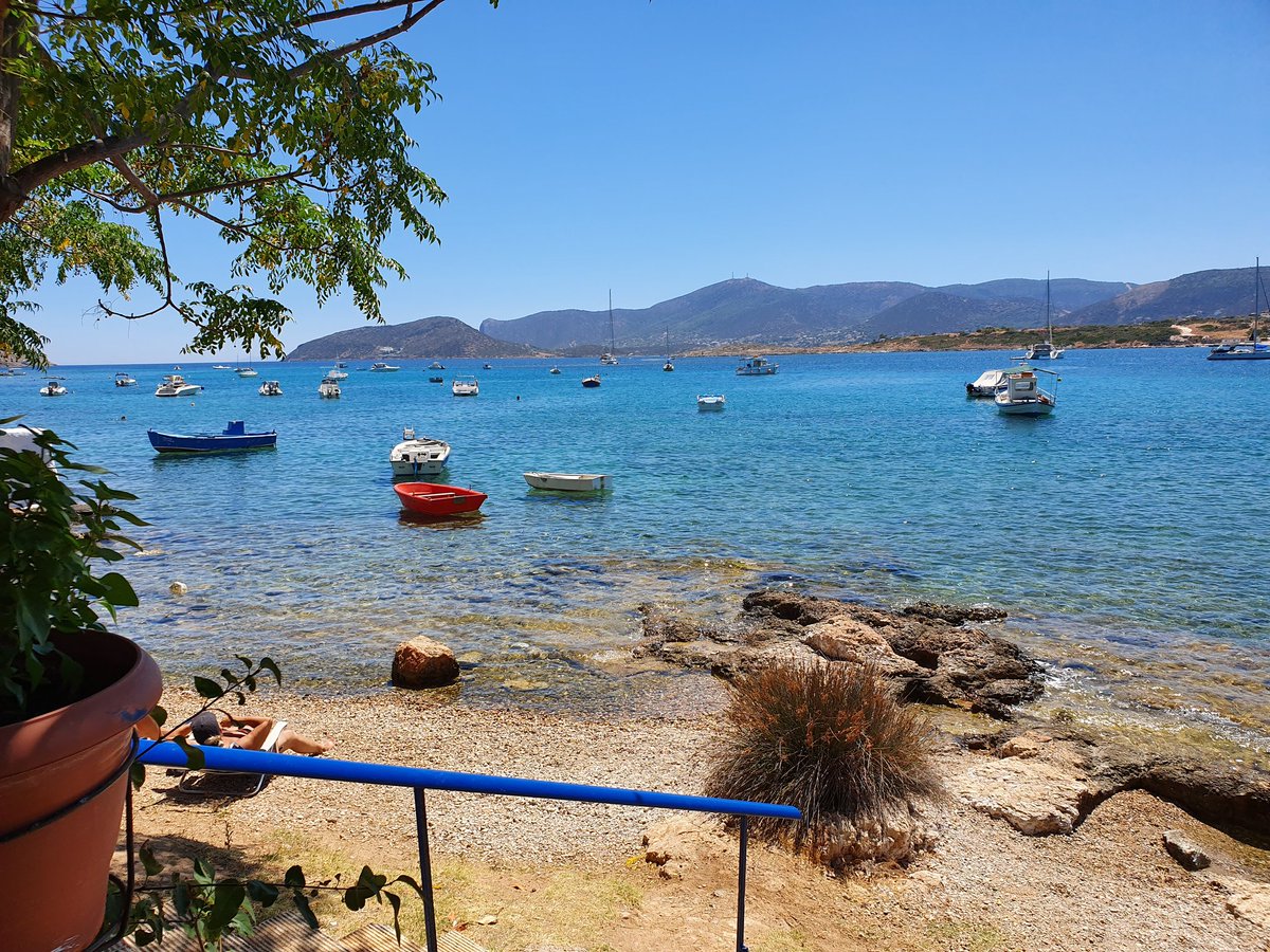 beghispania's tweet photo. En verano se hace más evidente el impacto positivo de la luz natural sobre el ritmo biológico humano. Mas horas de luz solar aportan mayor energía y bienestar. Las soluciones #HCL de @beghispania adaptan el nivel y la temperatura de color de la iluminación al ritmo circadiano https://t.co/GWFLqMAGWU