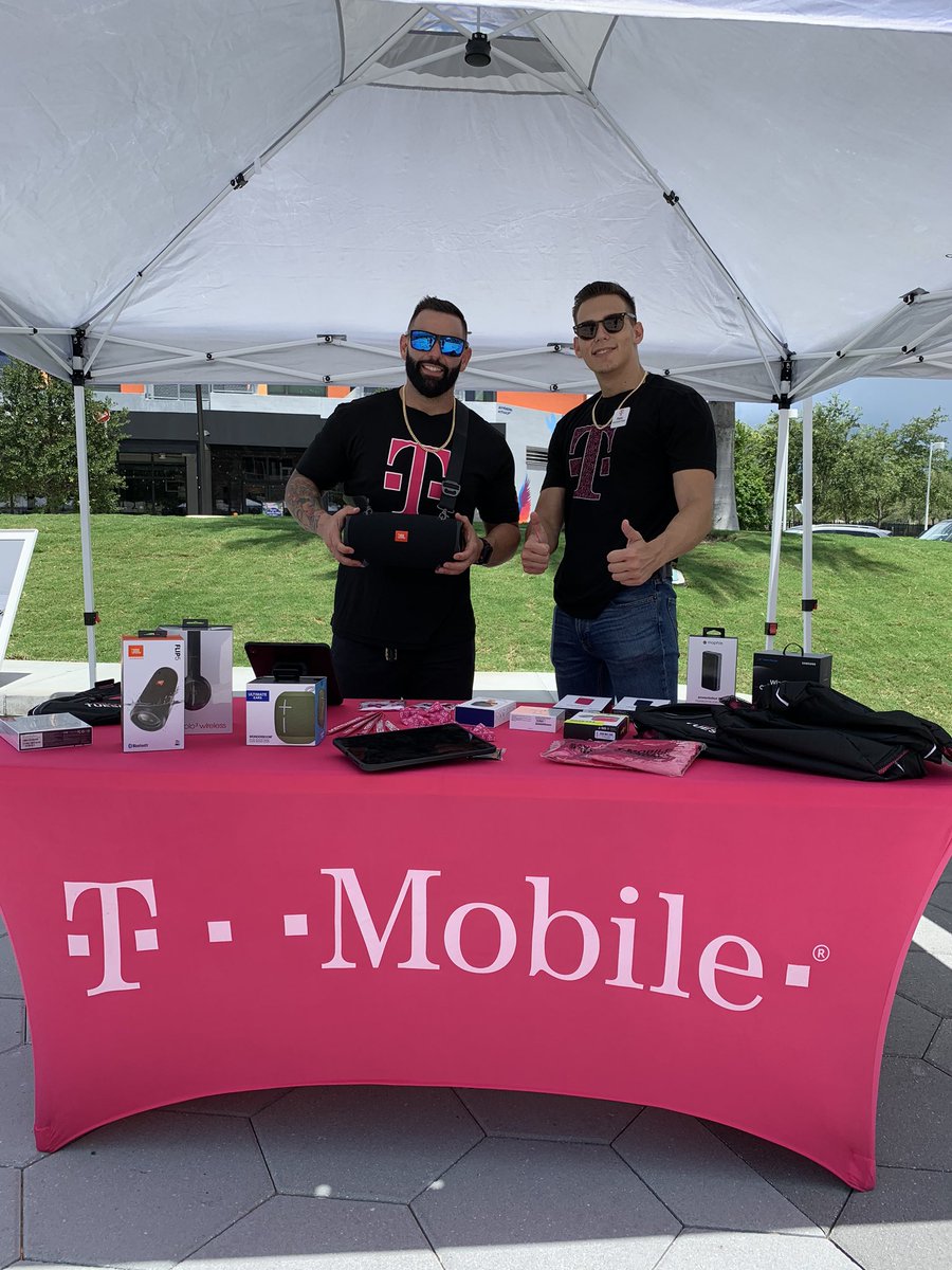 Sosa__ricky's tweet photo. Bringing the energy @CityPlace #Tmobile 🔥 🔊 @fdevarona_ @RodolfoVollmer @pattyc101 @NicholasMusarra @bnash001 @JohnLegere https://t.co/yeUqlHdyFZ