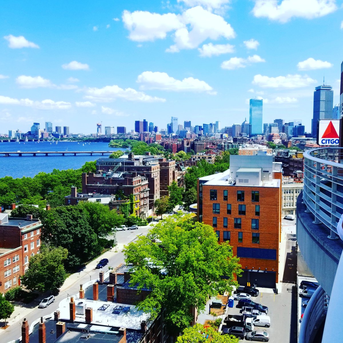 daryldeluca's tweet photo. FACES OF BOSTON UNIVERSITY: Beautiful view from the north balcony of the Boston University Questrom School of Business,  on a gorgeous summer August day. Photo courtesy of Daryl DeLuca @applytobu @BU_Tweets @bualumni #BU2023 #BU2024 #facesofBostonUniversity #burooftoptour https://t.co/ug5zW9wzxC