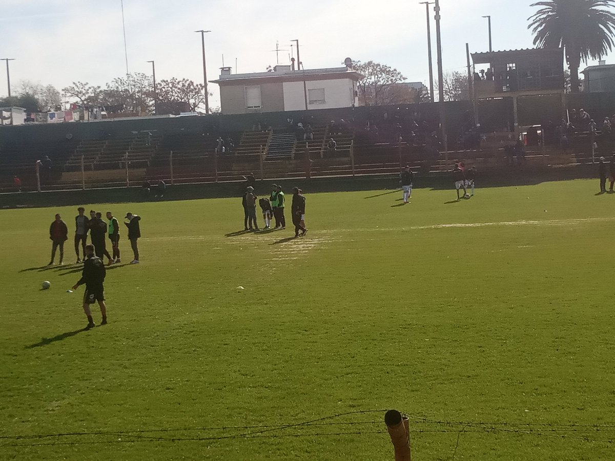pinicialm's tweet photo. En muy mal estado luce el Parque Paladino donde jugarán @ProgresoOficial vs @DanubioFC .... https://t.co/c9QIQBLNQ8