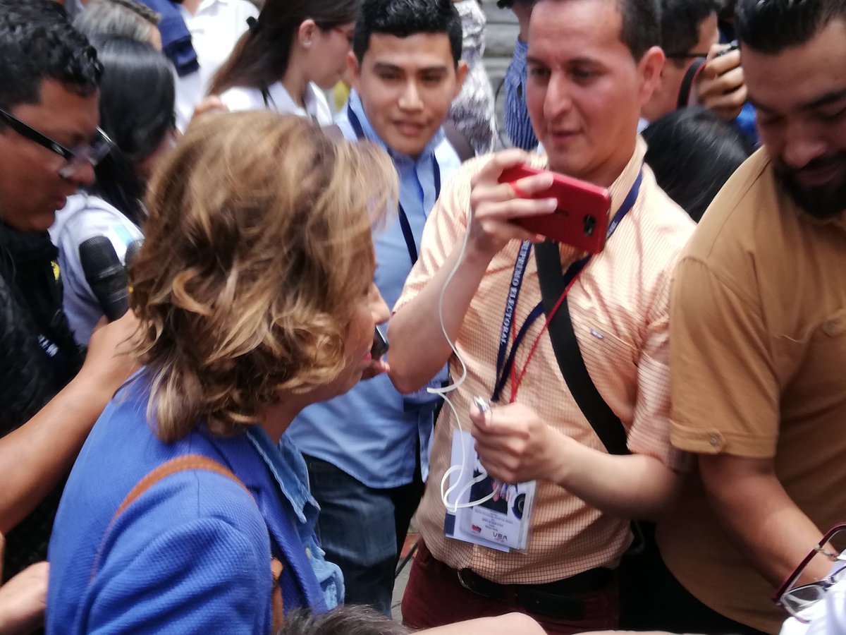 ugamarro_pl's tweet photo. #DecisiónLibre2019 | Sandra Julieta Torres Casanova, candidata a la presidencia por la UNE ingresa al centro de votación Colegio Valle Verde en zona 15.@prensa_libre @Economia_pl https://t.co/HPDhzUjjnA