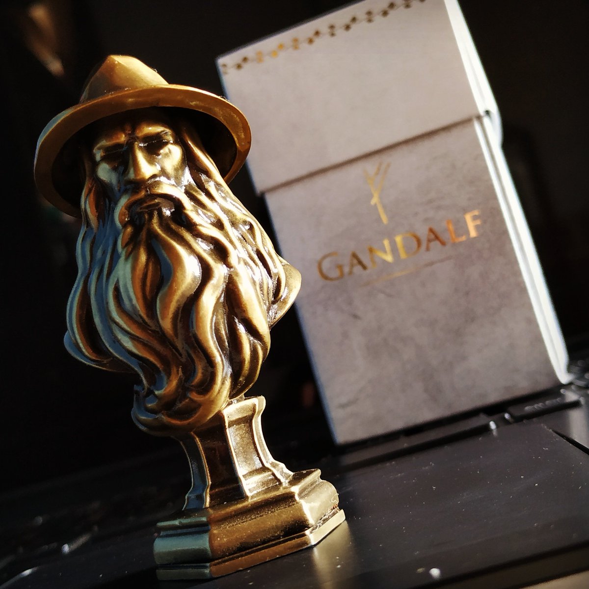 Peterhfss's tweet photo. Um mago nunca se atrasa, Frodo Bolseiro. Nem se adianta. Chega exatamente quando pretende chegar.
#omeletebox  #gandalf #thelordoftherings  #mithrilcollectibles #tolkien https://t.co/HPcgRztatF