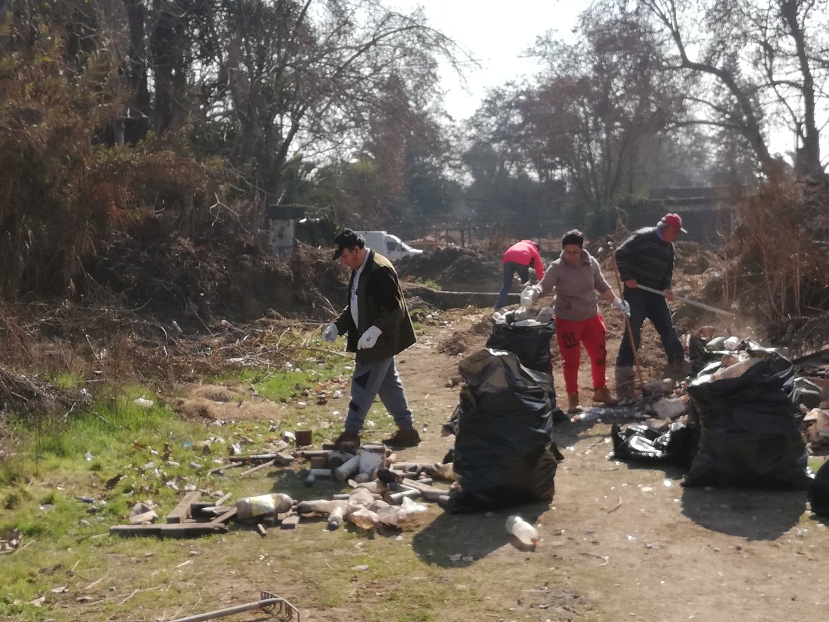 EcologicamenteL's tweet photo. Ayer estuvimos acompañando a los vecinos de la Villa las Brisas de Peñaflor en su jornada de limpieza, actividad que se da en el marco del Fondo de Protección Ambiental FPA  del @MMAChile https://t.co/AvUuI8GxlE