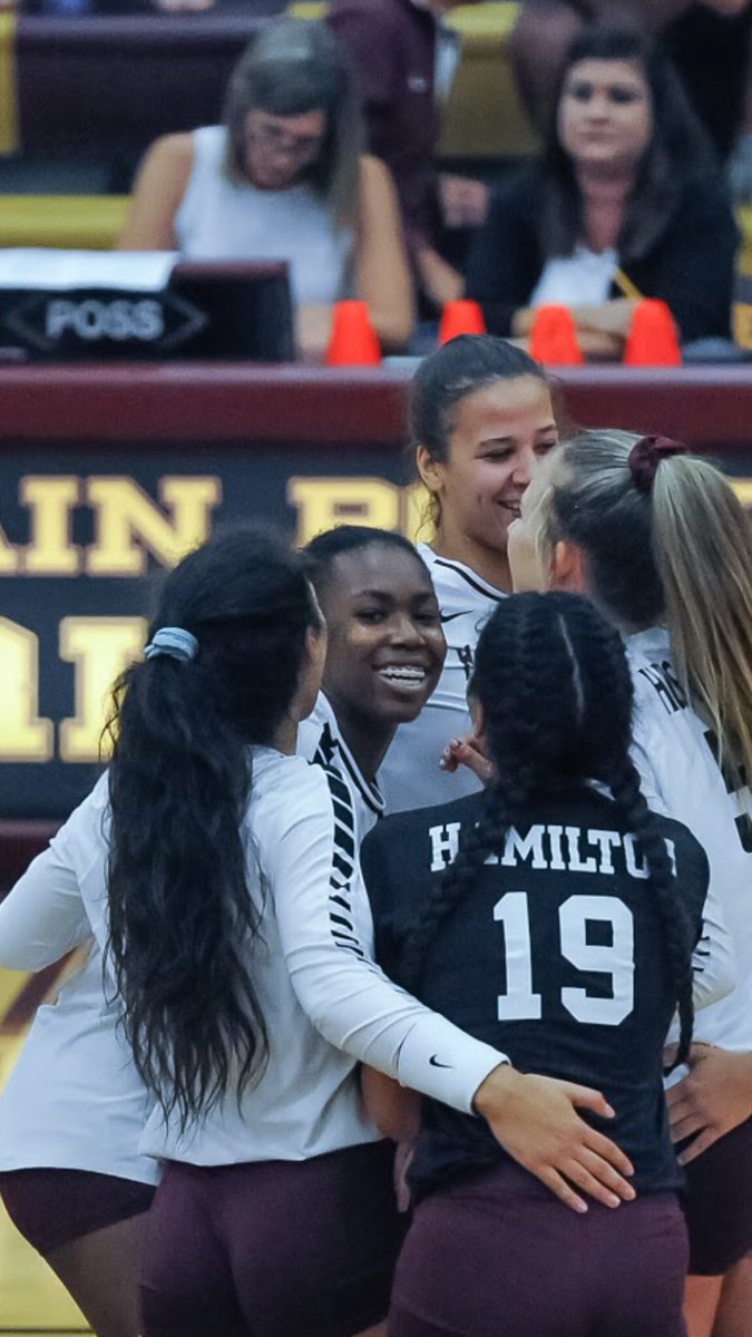 huskiesvb18's tweet photo. Cheesing because it’s tryouts week, which means season is SO CLOSE! #UBGF #F2TF #HuskyNation https://t.co/vYK6Quyzio