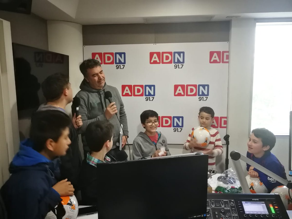 adnradiochile's tweet photo. ¡Especial día del Niño! 🧒Acompáñanos a través de las 91.7, estamos compartiendo con los #MiniTenores conversando de fútbol nacional e internacional.
📻https://t.co/f3NfmZuwfH
📺https://t.co/BknKpWkgJO
📲WhatsApp +56977727572 https://t.co/hBPCk4a7u3