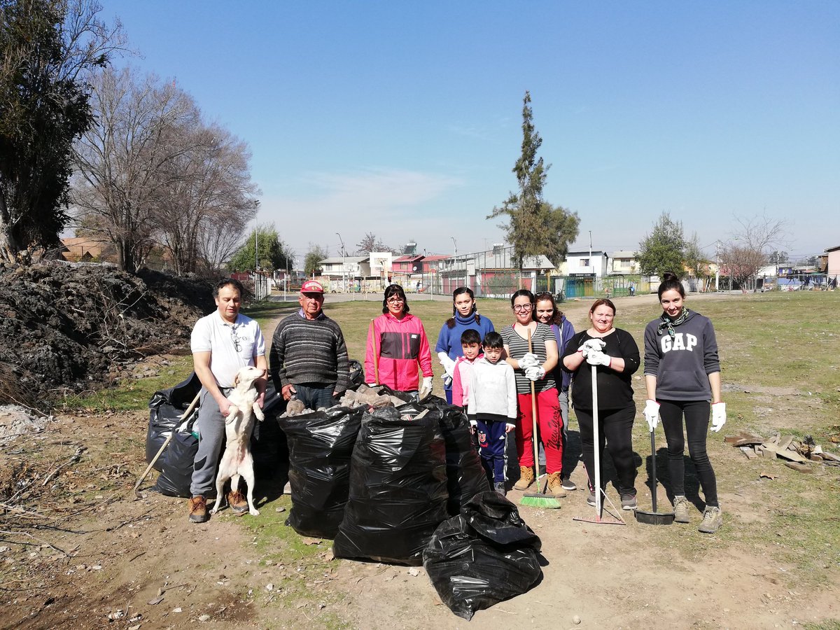 EcologicamenteL's tweet photo. Ayer estuvimos acompañando a los vecinos de la Villa las Brisas de Peñaflor en su jornada de limpieza, actividad que se da en el marco del Fondo de Protección Ambiental FPA  del @MMAChile https://t.co/AvUuI8GxlE