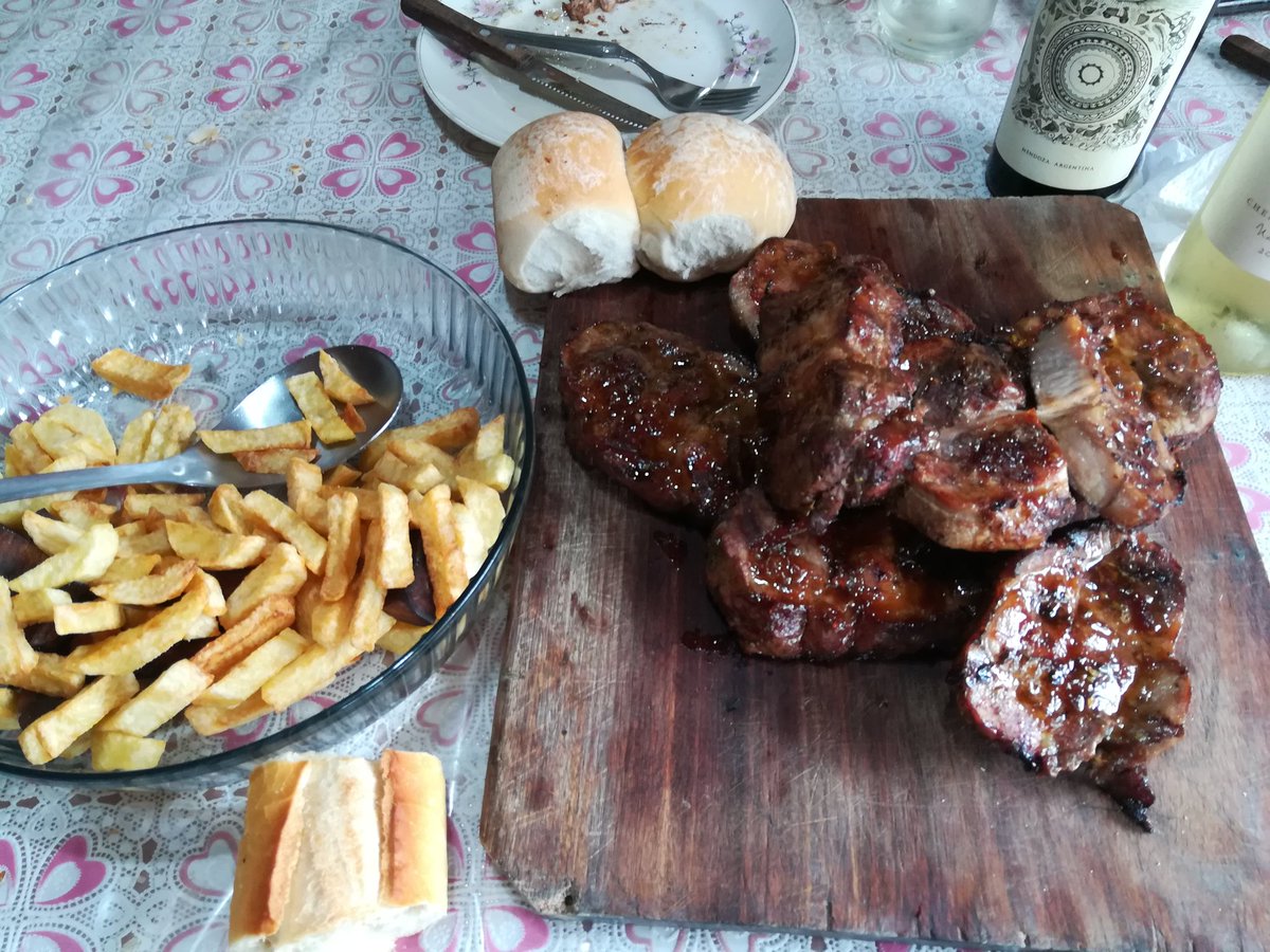 trynchu's tweet image. #lapeña comiendo bondiola con la receta de Georgini! Un espectáculo, viendo a Mau y Ricky, unos grosos!