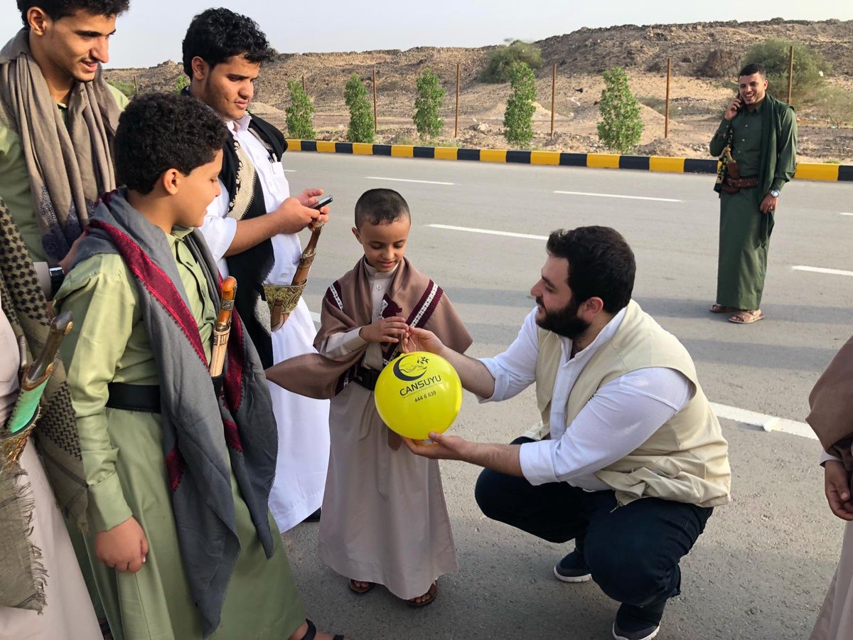 Çocuklar gülsün diye kıtalar aşan, güzellikleri yeryüzüne gergef gergef işlemek için bayramını kurban eden kardeşlerim var 
ve daha niceleri. 
Kalpleri dert görmesin, iyi ki varlar.