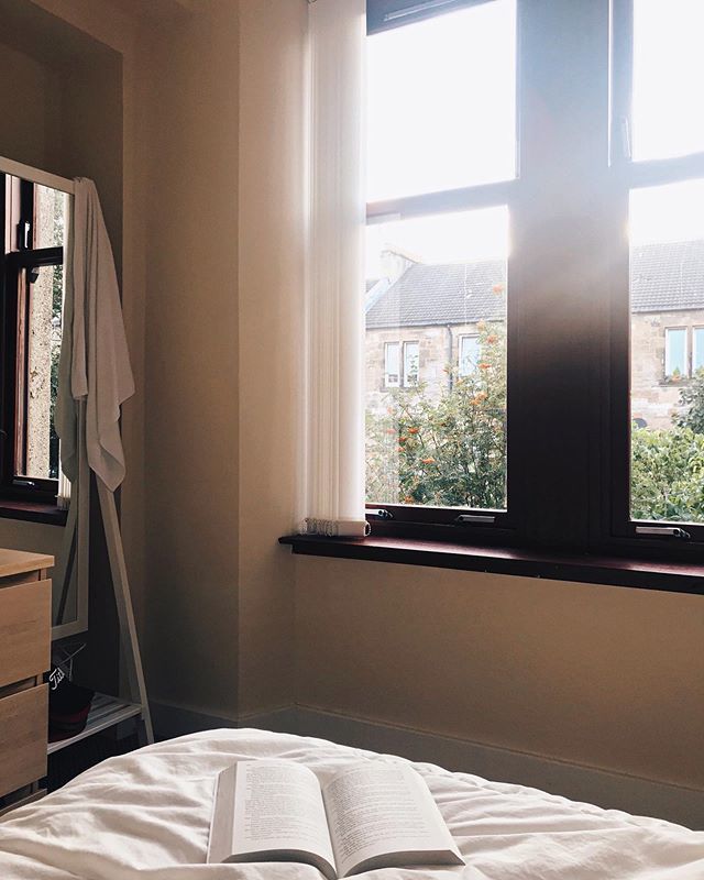 Summers golden glow ✨*she says posting a photo she took last night while Glasgow drowns*☔️
.
.
.
#bookstagram #book #goldenglow #summerlight #bedroom #theeverygirl ift.tt/2ZTUeDX