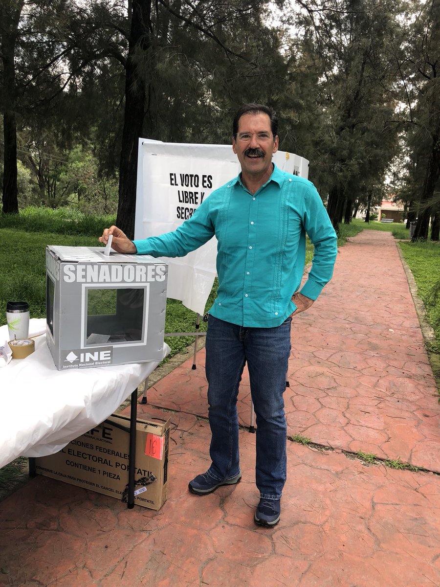 Me presenté en la mesa de votación de Novelistas y Juan Palomar en Zapopan, a las 12:00 hrs aproximadamente, había 6 cédulas de votación en la urna, fui en único en la fila y durante el tiempo que estuve en el  lugar no llegó nadie más.