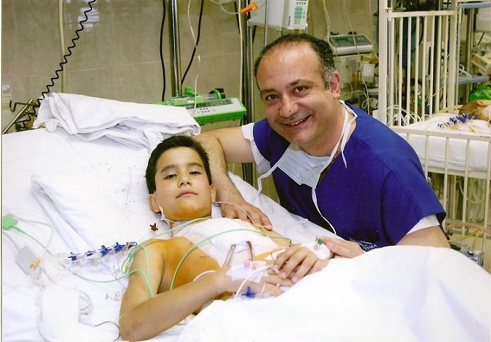 ariadnicr's tweet photo. Αυξέντιος Καλαγκός, καρδιοχειρουργός. Χειρουργεί για 20 χρόνια δωρεάν, φτωχά παιδιά σ όλο τον κόσμο. Έχει σώσει μέχρι τώρα περίπου 15.000 παιδιά. Τον λένε "Άγιο χωρίς ράσο" κι έχουν δίκιο
«Οταν κλείσω τα μάτια, θα έχω μαζί μου την ευτυχία όλων των παιδιών που έσωσα μέχρι τώρα»🌹 https://t.co/XXoEboilr5