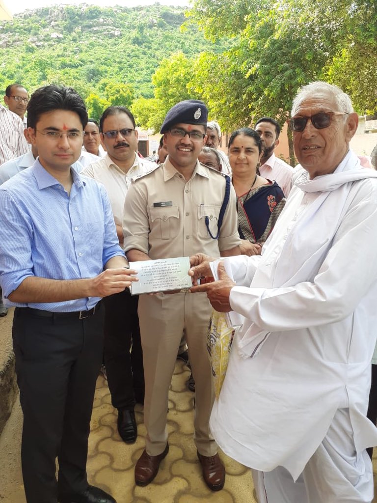 AlwarShakti's tweet photo. Team Bambora is working hard on executing a unique project ‘Dr. APJ Abul Kalam career Lab &amp; Library’. Sheer grit and hard work has made it a totally crowd sourced project. Hats off to the Team ! @HRDMinistry @UNICEFIndia https://t.co/Aq066bvnEP
