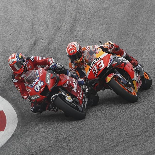 visionautoarg's tweet photo. Quirúrgico. El sensacional sobrepaso de Dovizioso a Márquez en el @redbullring para ganar un carrerón del @motogp.
.
.
.
#mm93 #marquez #dovizioso #honda #ducati #austria #redbull #spain #italy #lap 
#visionauto #automovilismo #motor #fierrosargentinos #racing #race #car #sp… https://t.co/rxMWX0TKd3