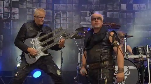 RollifahrerMike's tweet photo. Wtf? Es gibt jetzt schon 3er Gitarren???
Grüße an alle aufm M´era Luna (@meralunafstvl)! Viel Spass heute Abend! Trinkt für mich einen mit! <3
Ey @quisDERbarde guckst du da!
#SubwayToSally #MeraLuna2019 #S2S #EricFish #Live https://t.co/fibyCY5KQt