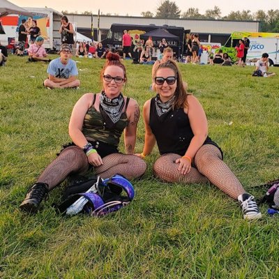 jenizzlexx's tweet photo. Home, a place where i can go, to take this off my shoulders, someone take me homeeeee 🎧

 #NewProfilePic #EstFest #EstFest2019 #EstFestOhio @machinegunkelly @KristinCoreyy https://t.co/rNeepNVPfx