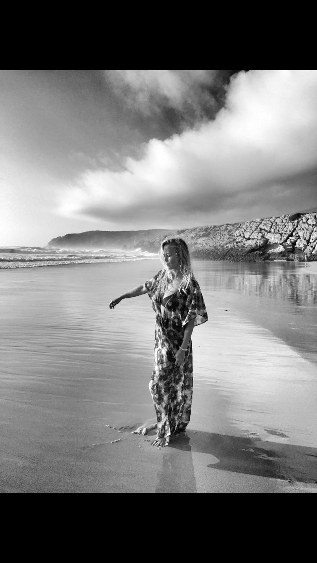 EnoraMofficiel's tweet photo. Je sais pas trop ce que je fais mais je suis heureuse en tous cas 😂😂 bisous A vous ❤️🙋 https://t.co/Xng7MpDDGF