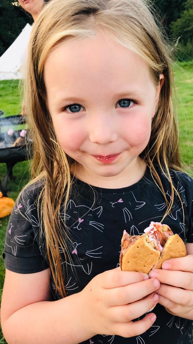 CampingCanal's tweet photo. J’adore les s’mores!! 😋 #smores #marshmallow #norfolkcamping #norfolkglamping https://t.co/jEshQRedbS
