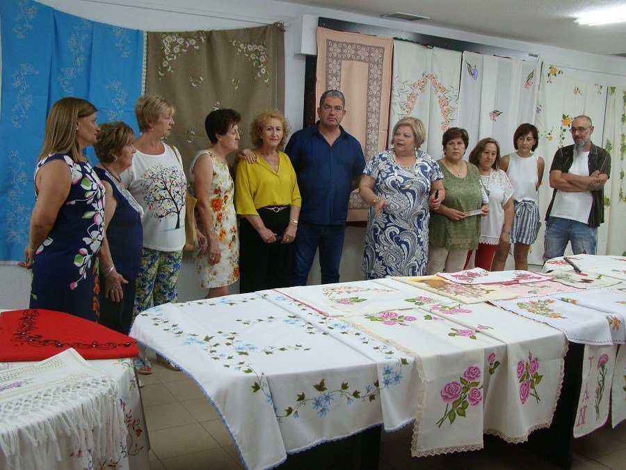 ManchaToledana's tweet photo. Una exposición muestra los trabajos de los talleres de la Asociación de Amas de Casa de Quintanar
@Aytoquintanar
#QuintanardelaOrden
#AsociaciónAmasdeCasa
#TalleresdeArtesanía
#CentroPríncipedeAsturias https://t.co/9Cyc0OhxHx https://t.co/uJU1hwgqrt