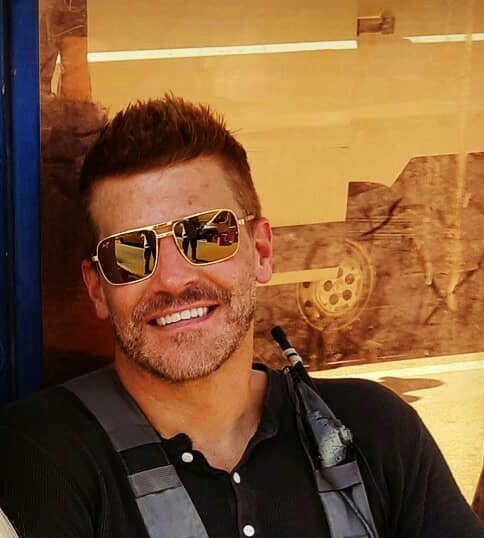 BoreanazCentral's tweet photo. Edited: wow what a great David Boreanaz smile 😍😍 https://t.co/pahcp7RUlA