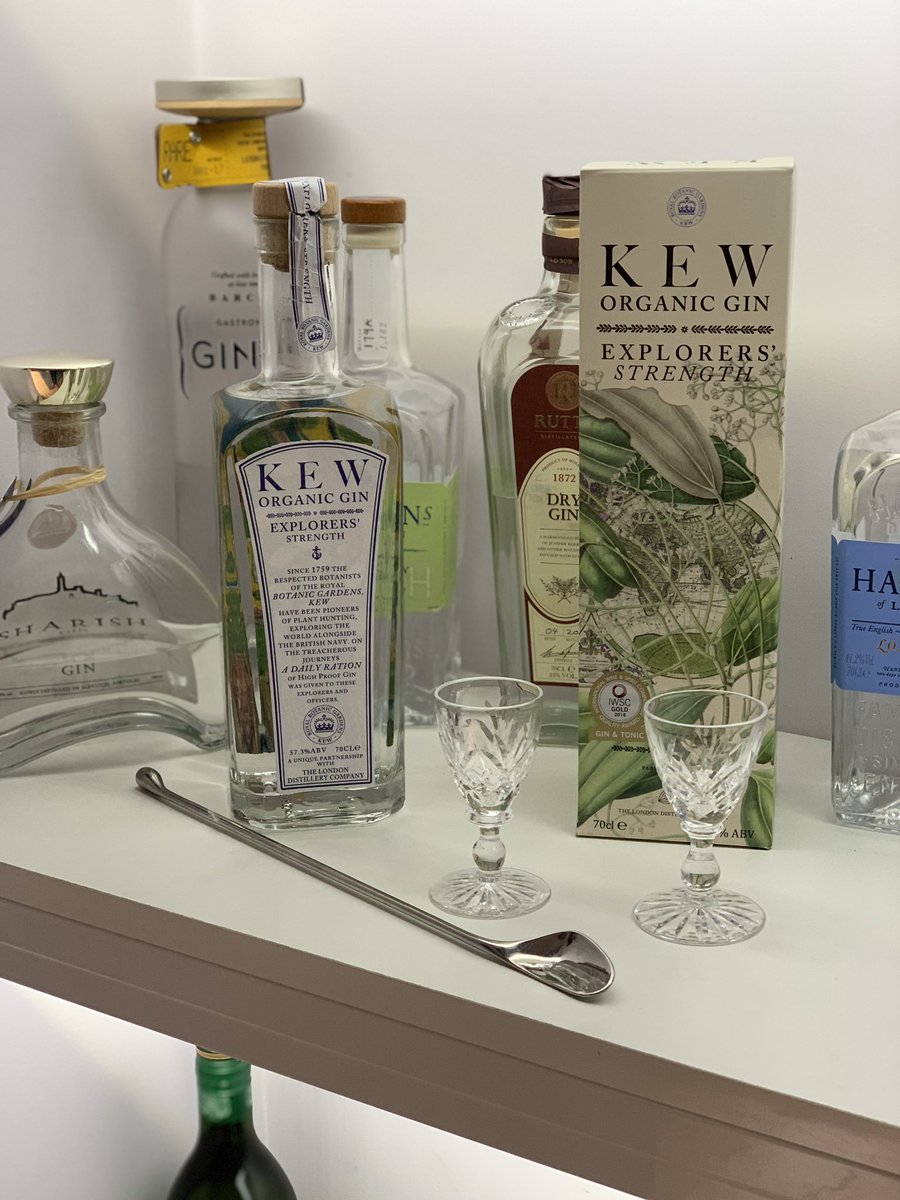 smallestginclub's tweet photo. Gorgeous delivery of #keworganicgin @DoddsGin @keworganicgin @kewgardens #kewgin #londondistillery #fromnaturesgarden print work all vegetable oil based inks and water based varnish πΈ https://t.co/16xmAYFBFc