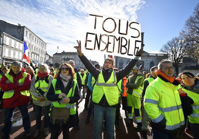 bee_dottie's tweet photo. @MikeyNog @MFOL57 Turn the Yellow Vest Movement to #BlueVests in the USA!  Save our country again!  

#Resist
TOUS ENSEMBLE
ALL TOGETHER! https://t.co/vyayXhlBwm