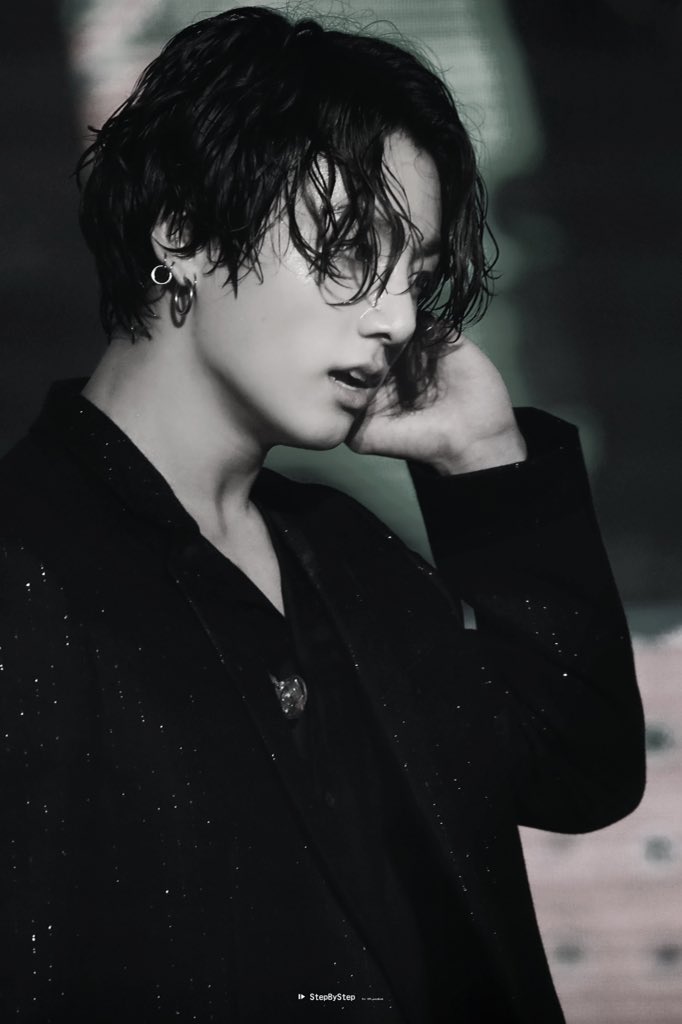 StepByStep0901's tweet photo. 190811 lotte family concert 

Black n white 

#JUNGKOOK #정국 @BTS_twt #BTS https://t.co/MugMUklGdp