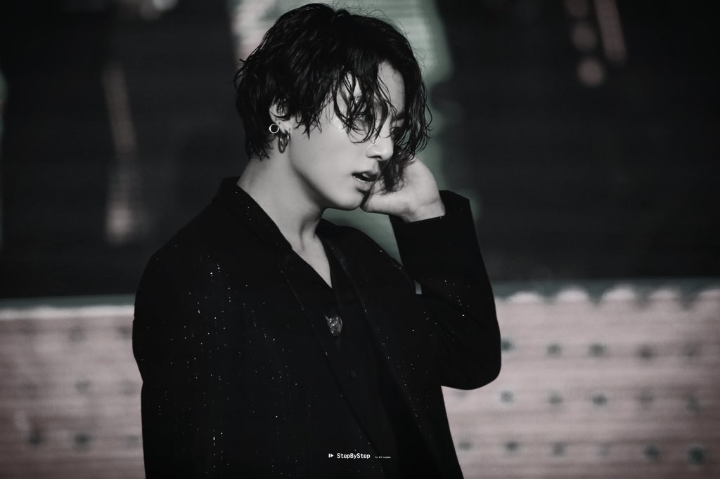 StepByStep0901's tweet photo. 190811 lotte family concert 

Black n white 

#JUNGKOOK #정국 @BTS_twt #BTS https://t.co/MugMUklGdp