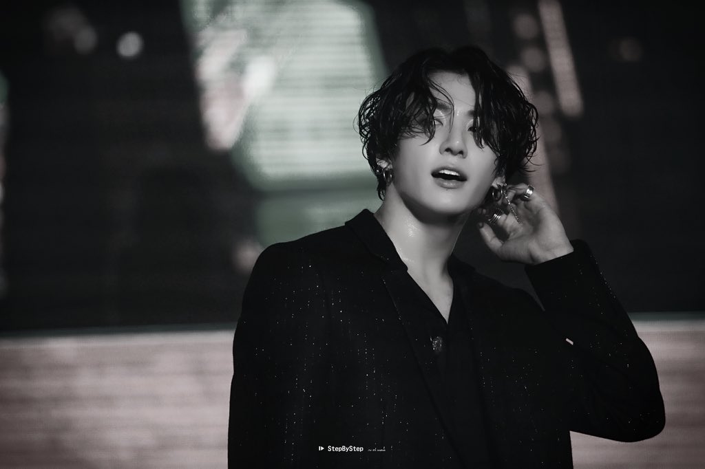 StepByStep0901's tweet photo. 190811 lotte family concert 

Black n white 

#JUNGKOOK #정국 @BTS_twt #BTS https://t.co/MugMUklGdp