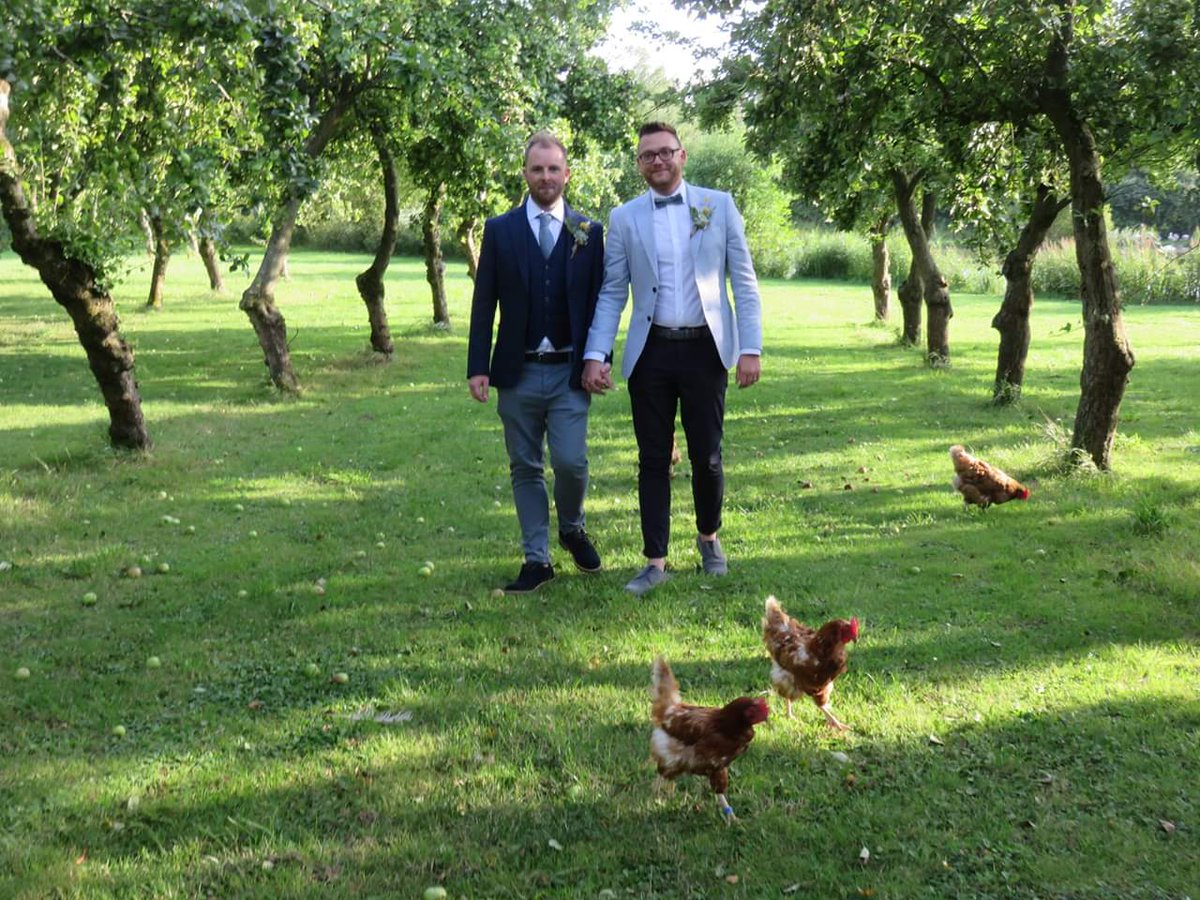 yarlingtonbarn's tweet photo. Congratulations Andy &amp; Stu! @yarlingtonbarn #standywedding https://t.co/bRiJ7vss7p