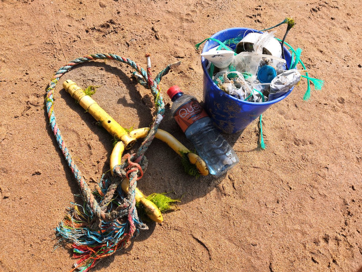 MCokeham's tweet photo. Roped in the family (#punintended) for a #2minutebeachclean at #marloessands #pembrokeshire. There's a LOT of plastic in the bucket (>100 pieces), including a 10 year old margarine tub lid 😱 #oceanplastic #plasticpollution https://t.co/TapEca2F3o