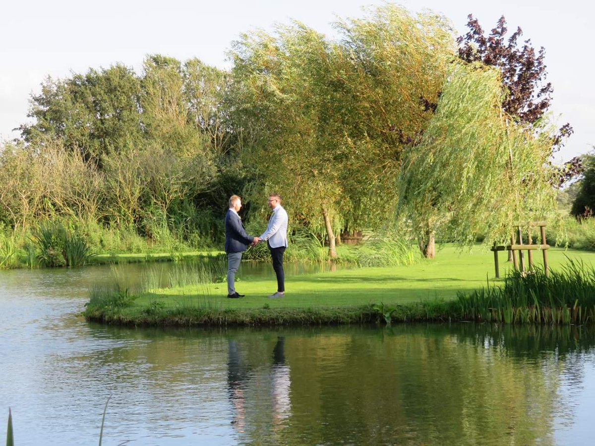 yarlingtonbarn's tweet photo. Congratulations Andy &amp; Stu! @yarlingtonbarn #standywedding https://t.co/bRiJ7vss7p