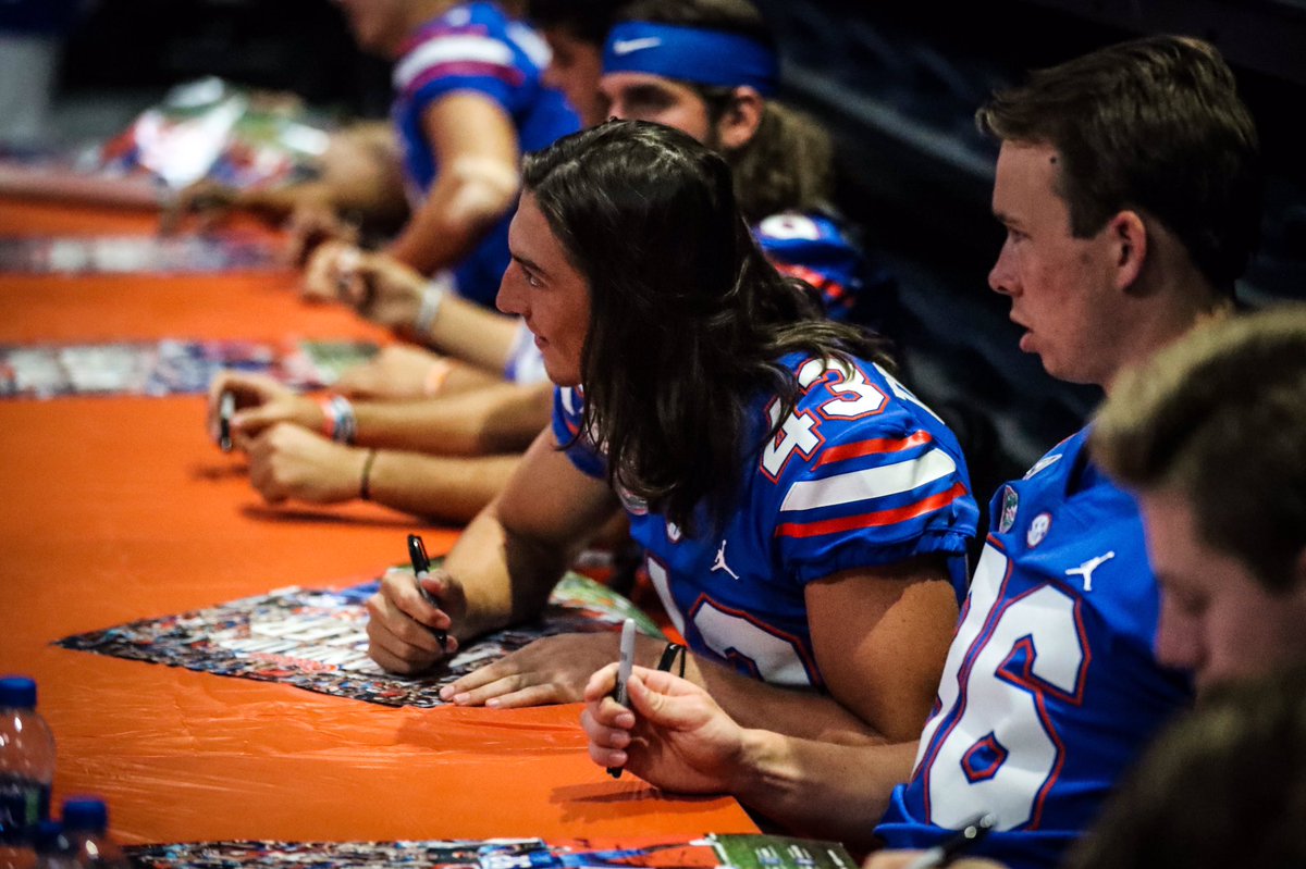 GatorsFB's tweet photo. 😁✍️💯
#GatorsFanDay
#GatorsTogether https://t.co/u9Qjzop9nh