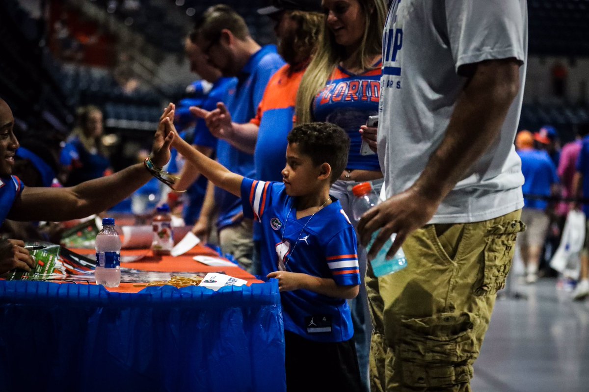 GatorsFB's tweet photo. 😁✍️💯
#GatorsFanDay
#GatorsTogether https://t.co/u9Qjzop9nh