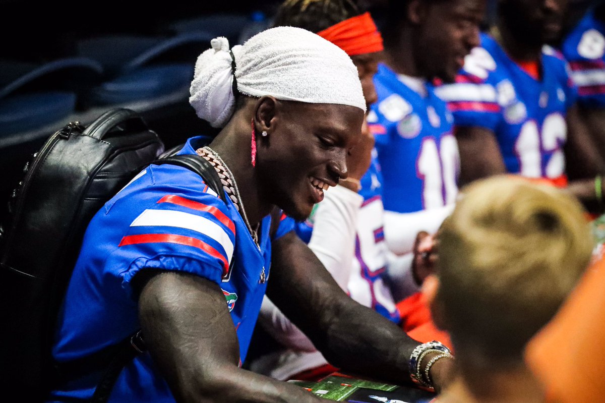 GatorsFB's tweet photo. 😁✍️💯
#GatorsFanDay
#GatorsTogether https://t.co/u9Qjzop9nh