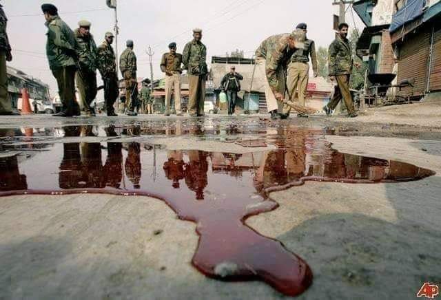 BalochRizi4's tweet photo. *عجب شہر ھے__۔۔۔۔ عجب عید ھے*
*لہو سے سجی__یہ غضب عید ھے*
*کشمیرکی گلیوں میں خون کی بارش*
*ہر آنکھ میں آنسو   بے سبب عید ھے*
*کشمیرکل بھی مقتل_کشمیرآج بھی مقتل*
*وہاں نہ کل عید تھی_نہ آج عید ھے*
*کس قدر بےحس ہو گئےہیں لوگ اعظم*
*کشمیر لہو لہو ھے۔اور ھم پوچھتے ہیں کب عید ہے
Copy https://t.co/KWWRQ0pvBF