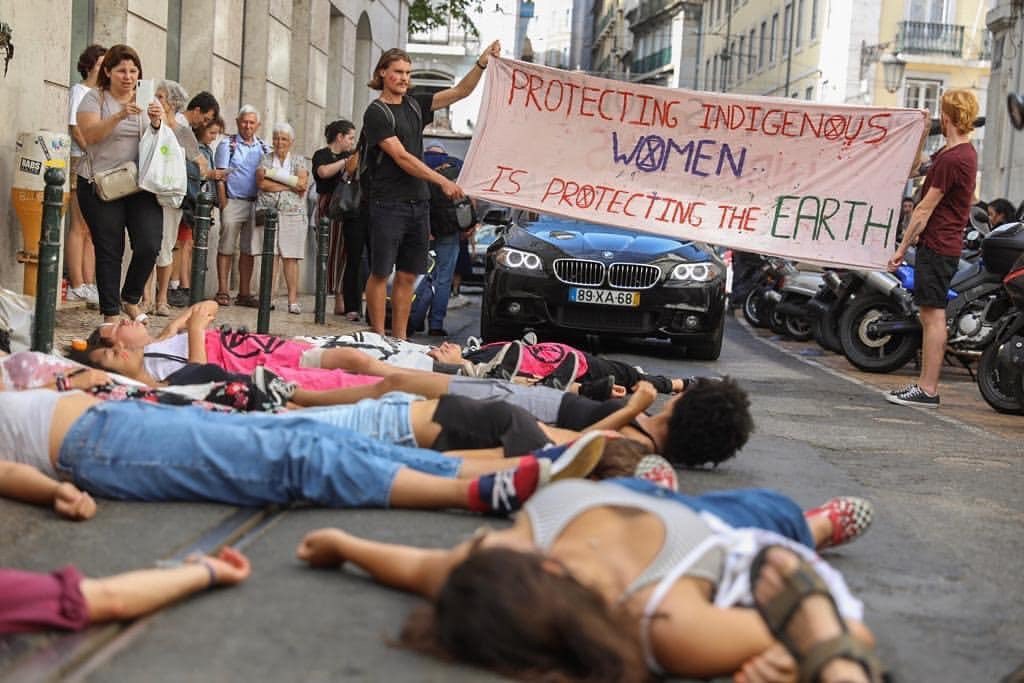 climatesavemvmt's tweet photo. Yesterday we were at the Brazilian Consulate demonstrating in solidarity with Indigenous Women and in solidarity with all the oppressed indigenous peoples of the world who live today for the survival of not only their lives but their history.
#ClimateSavePortugal 💚 https://t.co/3nADHLwlHd