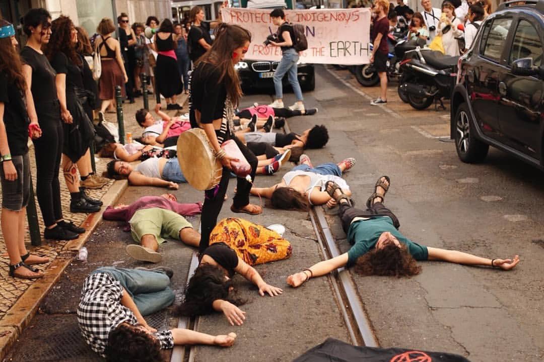 climatesavemvmt's tweet photo. Yesterday we were at the Brazilian Consulate demonstrating in solidarity with Indigenous Women and in solidarity with all the oppressed indigenous peoples of the world who live today for the survival of not only their lives but their history.
#ClimateSavePortugal 💚 https://t.co/3nADHLwlHd