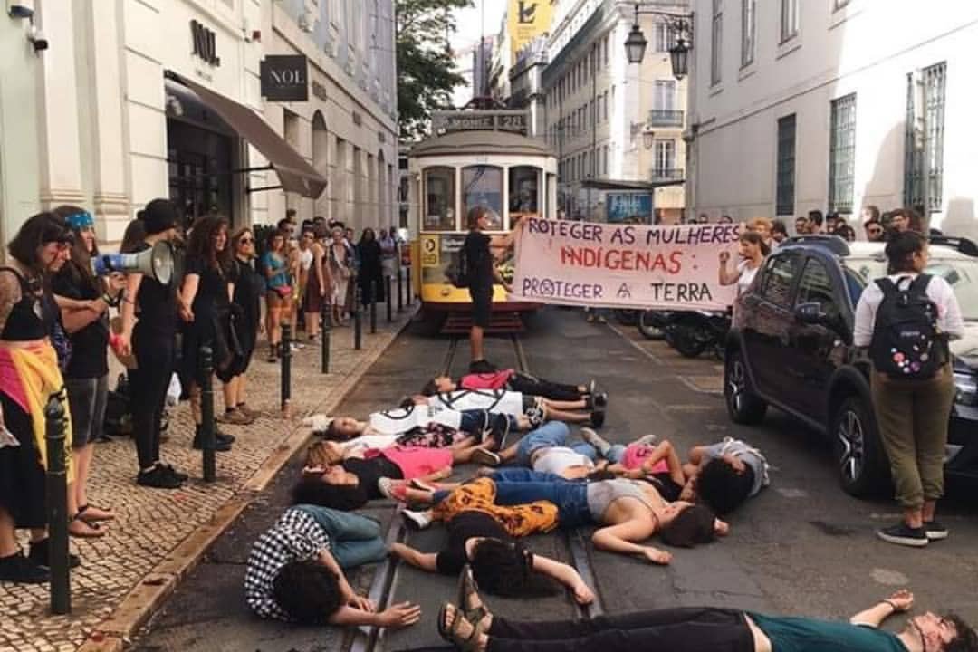climatesavemvmt's tweet photo. Yesterday we were at the Brazilian Consulate demonstrating in solidarity with Indigenous Women and in solidarity with all the oppressed indigenous peoples of the world who live today for the survival of not only their lives but their history.
#ClimateSavePortugal 💚 https://t.co/3nADHLwlHd