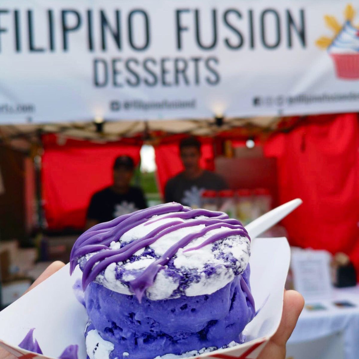 It’s gorgeous out today! Come enjoy the last day at the #waterfrontnightmarket You can build-your-own Crinkle Cookie Ice Cream Sandwich. @khelaeats’s pick is an ube/pandan cookie combo with both drizzles! We’re here until 10PM.
⁣#ffdesserts #ube #pandan #crinklecookiesandwhich