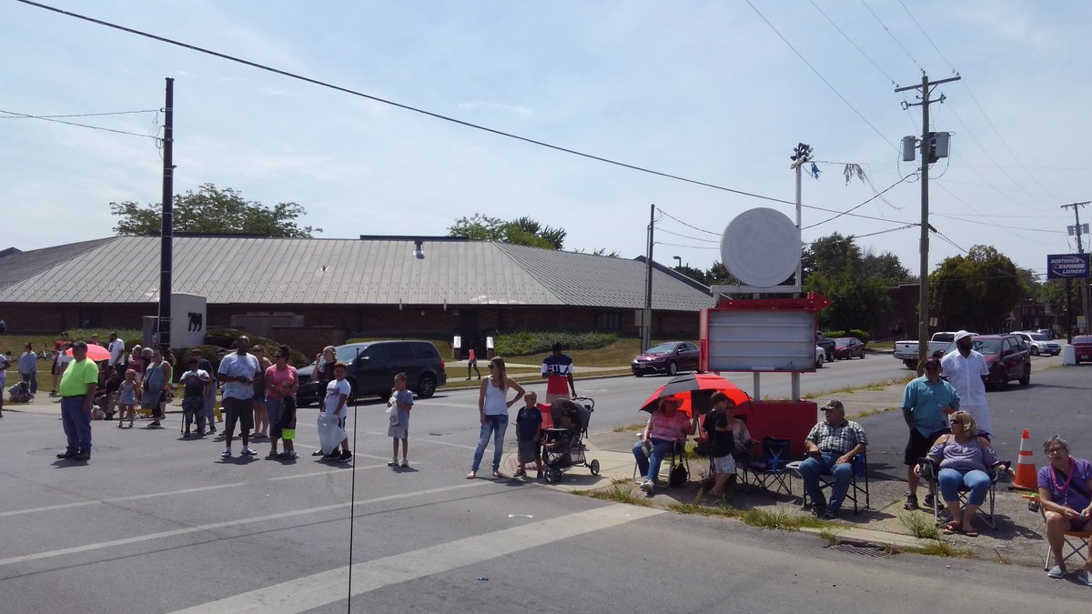 ShannonFreshour's tweet photo. Riding in the #AllenCountyFair parade with @DylanGeneGross2, Bo, and Lawrence https://t.co/x9AJ8ipWVU