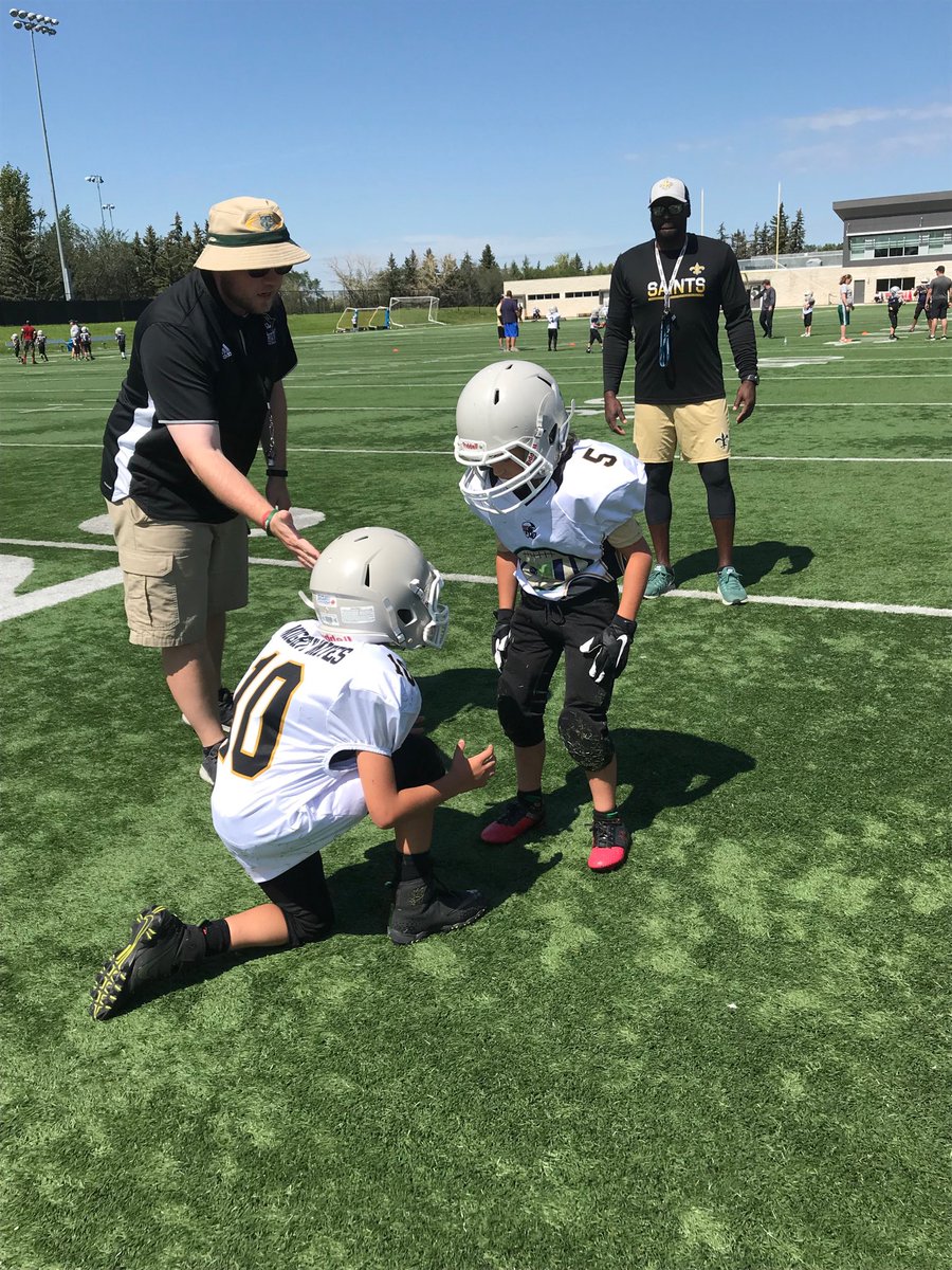 CoachRyanHall's tweet photo. Thigh tackling practice with Coach @KrisHadesbeck. Photo bomb by Coach @9mikethomas. SafeContact #MightyMites #Saints #WhoDat #KickOffCamp https://t.co/jSAmdnuXrb