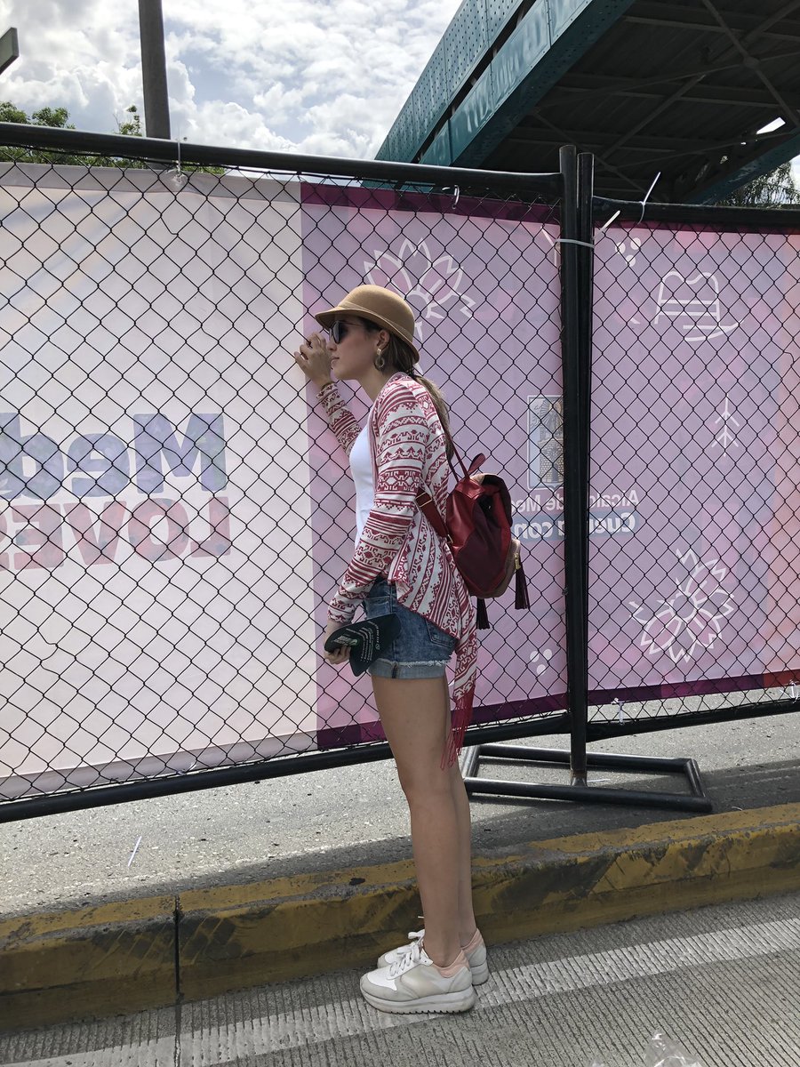 isagarces_'s tweet photo. Así se vio el Desfile de Silleteros🌸🌼🌺
Gracias @AlcaldiadeMed por cada año privatizar cada vez más la Feria
Todo el recorrido tapado a propósito: puentes, calles y prados
“Medellín te Quiere”??? Mmmm🧐 https://t.co/wtzW7cY33G