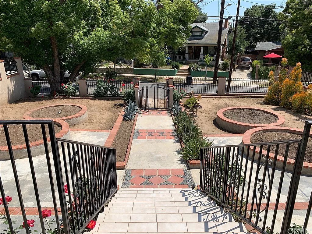 EstetHouse's tweet photo. 6517 Meridian St, Los Angeles, CA 90042 🇺🇸

Стоимость: 820.000$ 💵
🏘 год постройки: 1912
✔ спальни: 3
✔ ванные комнаты: 1
🚘 гараж: 2
🔹️ площадь дома: 108 кв.м.
🔸️ площадь участка: 743 кв.м.

#travelusa #usatravel #travellosangeles #traveltheusa #buyproperty #estethouse https://t.co/9mMbtBayXJ