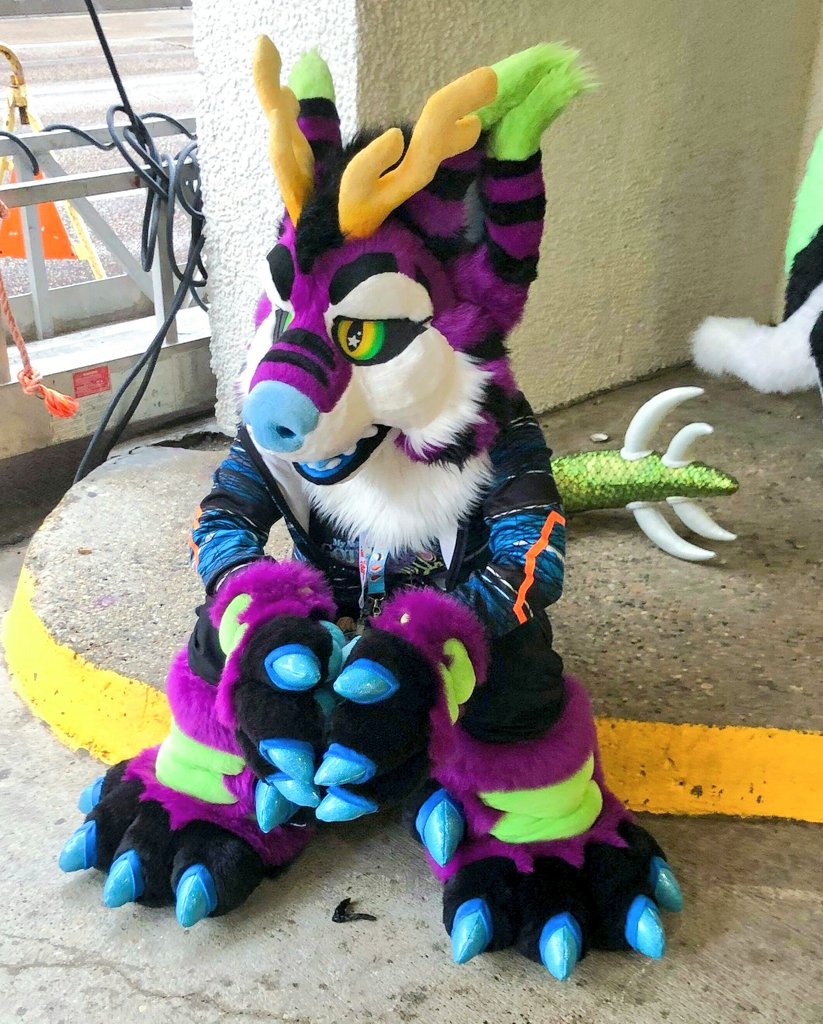 razorcookiefur's tweet photo. Razor outside at #wpfcon 
•
Also hi, trying twitter again👽 https://t.co/gtmAMjX8YB