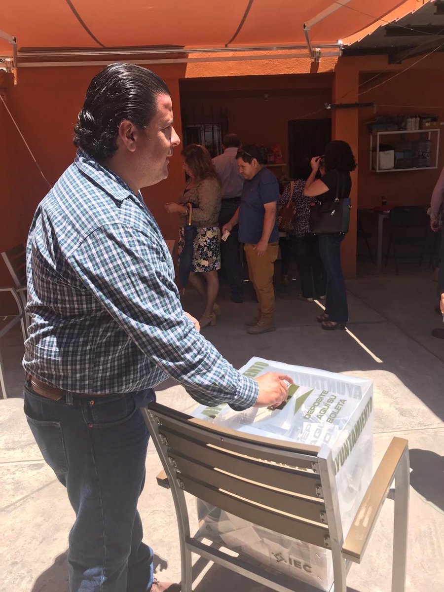 Hoy dentro de la fiesta electoral de nuestro partido, emití mi voto para elegir la nueva dirigencia de <a href="/Pri_nacional/">PRI</a>.
#ElPRIdeHoy