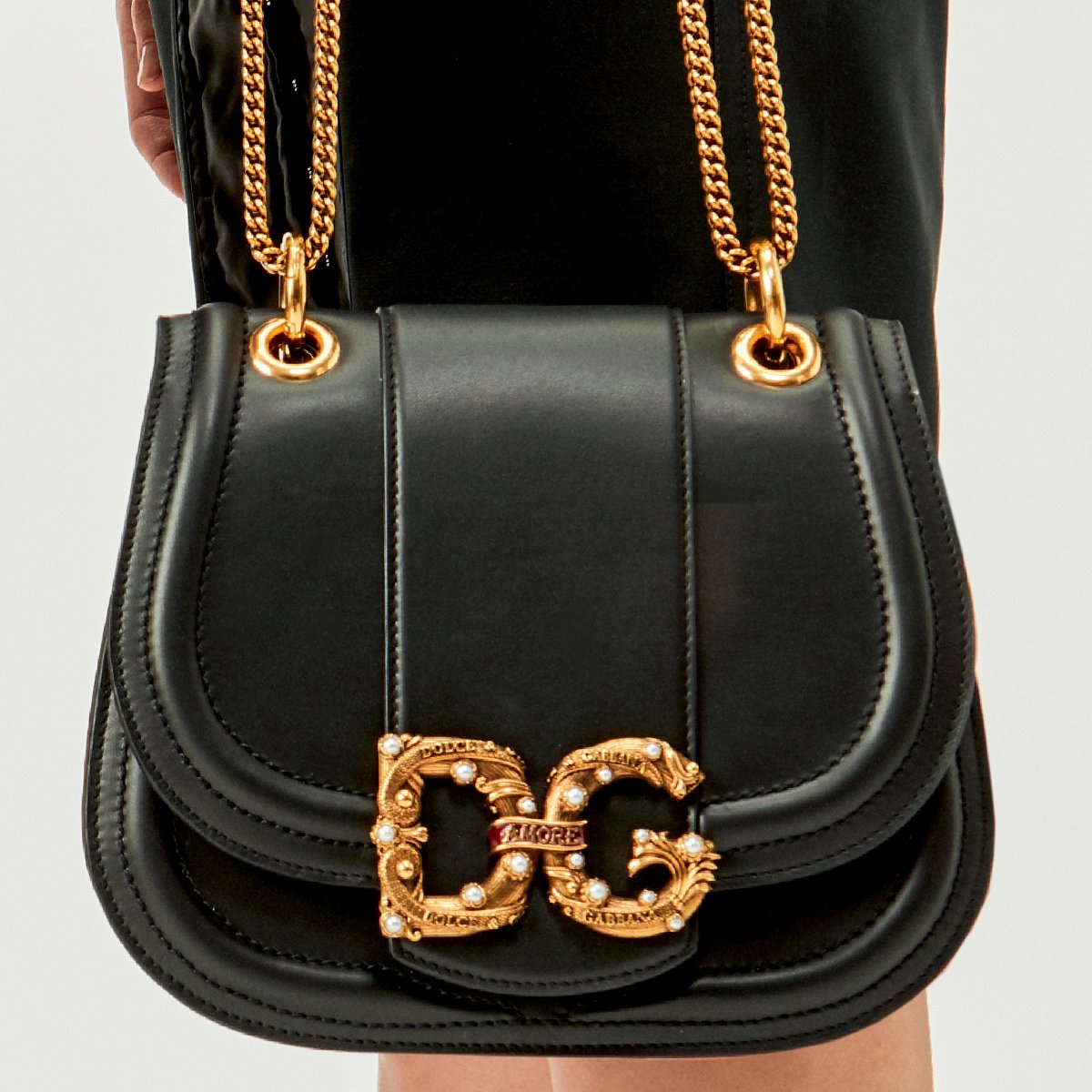 dolcegabbana's tweet photo. Distinguished by Dolce&Gabbana's DNA, the classic logo reveals the frames “Amore” on the scroll. This is the bag for a refined and feminine look. https://t.co/2432NH4Lv7
#DGAmore #DGWomen https://t.co/OR68fq8Cv8