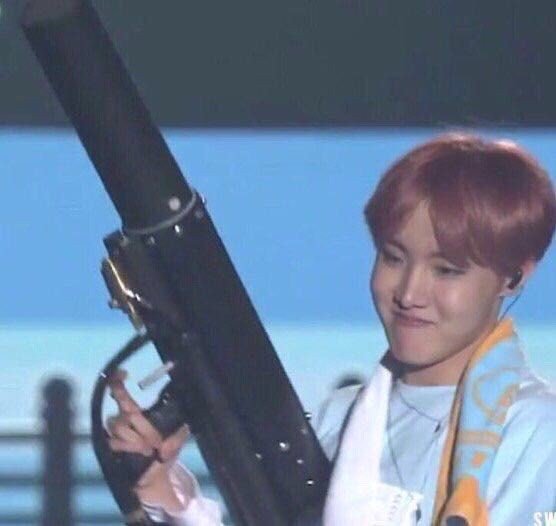 haynamujoo's tweet photo. If you see any of the BTS members during their vacation you better turn that ass around and walk away. You didn't see nothing and you gonna act they ain't even there or I'm coming for you love. 🙃 #BTSRestingParty #RestWellBTS #HappyVacationsBTS https://t.co/K7KnX12dH8